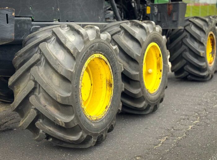 Harvester John Deere 1270G Reifen Harvester John Deere 1270G opony