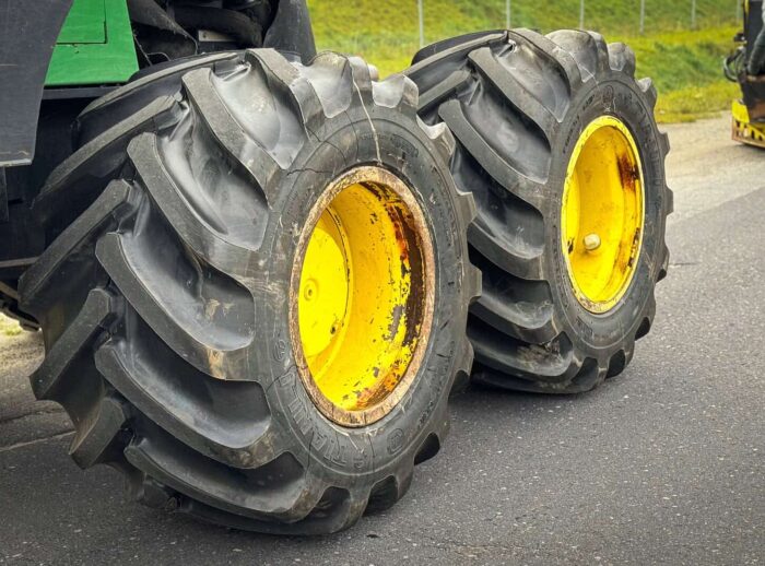 Harvester John Deere 1270G Reifen Harvester John Deere 1270G opony