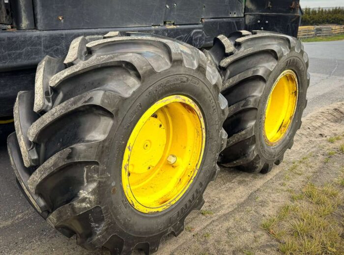 Harvester John Deere 1270G Reifen Harvester John Deere 1270G opony