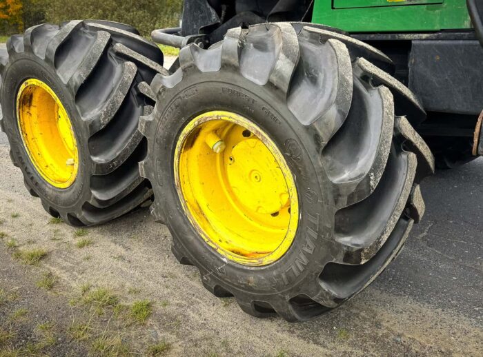 Harvester John Deere 1270G Reifen Harvester John Deere 1270G opony
