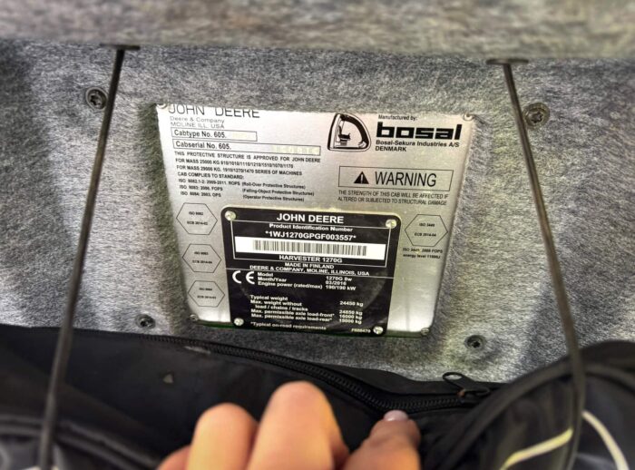 Erntemaschine John Deere 1270G Typenschild Harvester John Deere 1270G tabliczka z vin