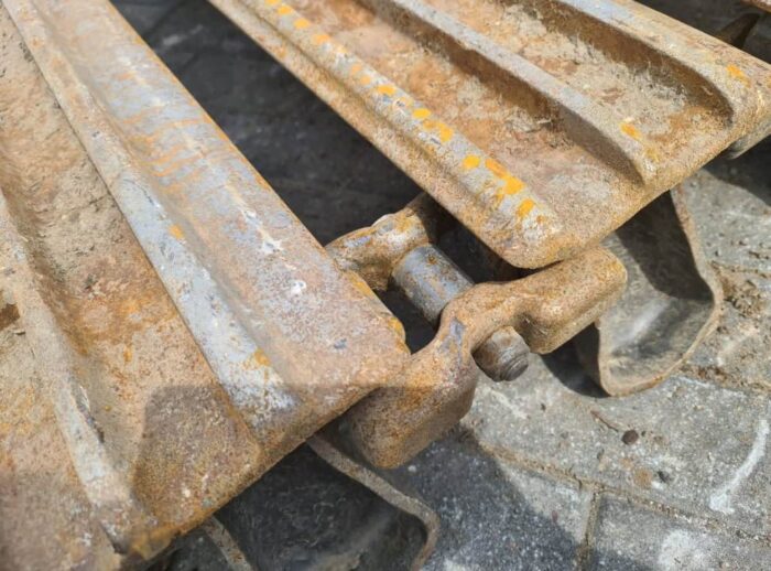 Używane gąsienice błotne 80% 710/45-26,5 Używane gąsienice błotne 80% 710/45-26,5