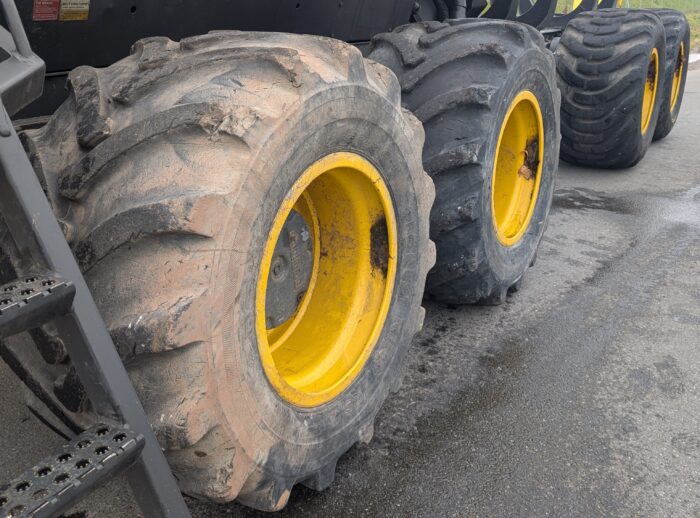 Forwarder PONSSE Wisent 2010 K70+M Reifen Forwarder PONSSE Wisent 2010 r. K70+M opony