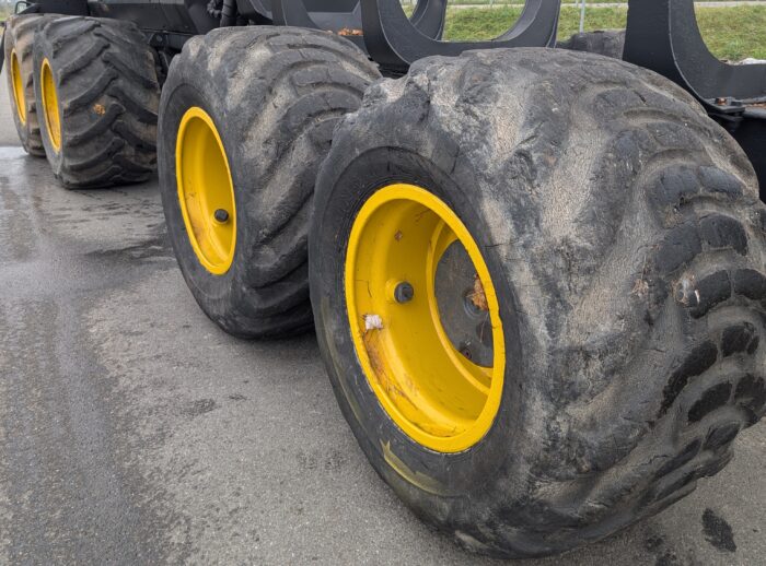 Forwarder PONSSE Wisent 2010 K70+M Reifen Forwarder PONSSE Wisent 2010 r. K70+M opony